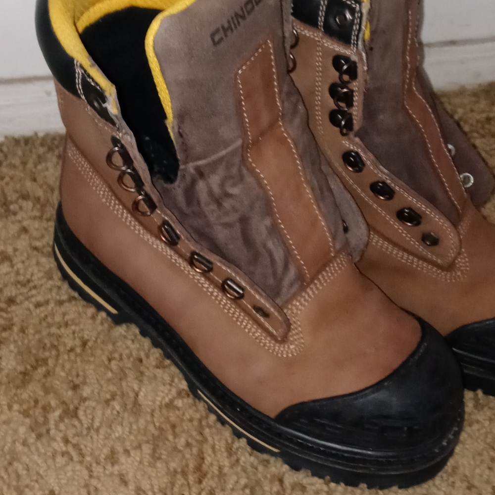 Mens size 9 Chinook work boots..
